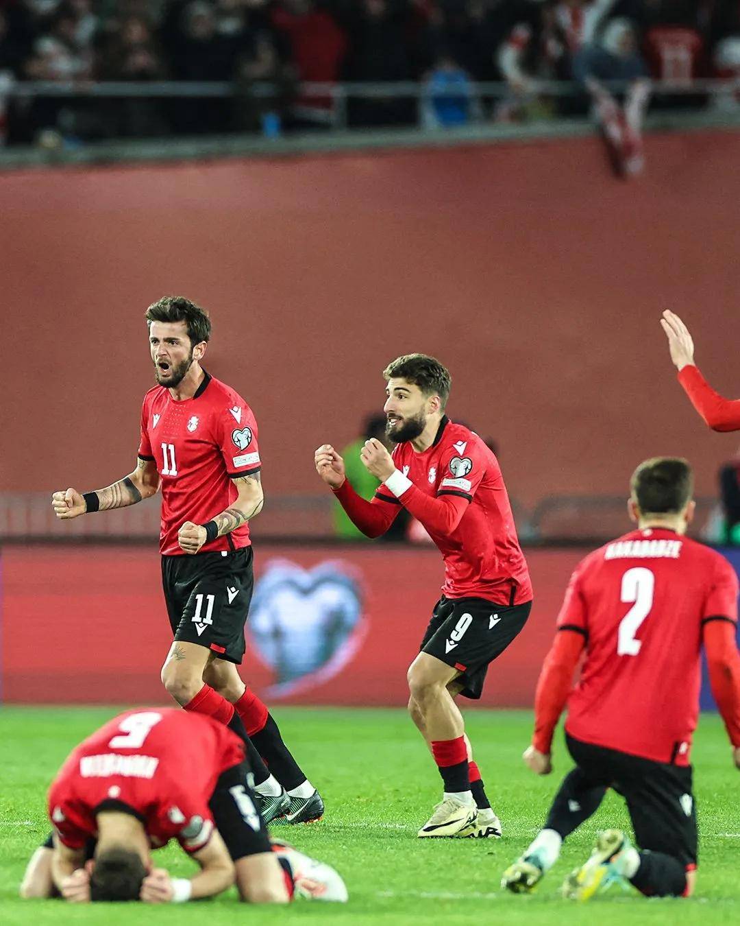 包含欧预赛总决赛倒计时，哪支球队将笑到最后？的词条