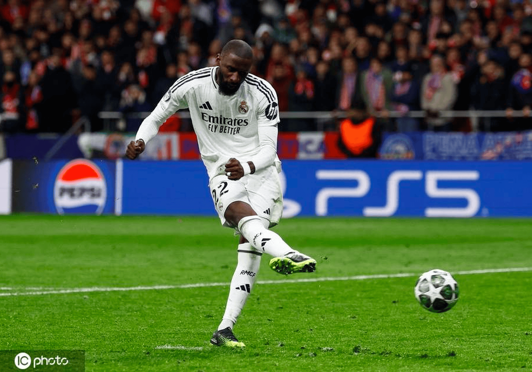 aoa体育教练-包含皇马客场险胜，赢得关键三分的词条