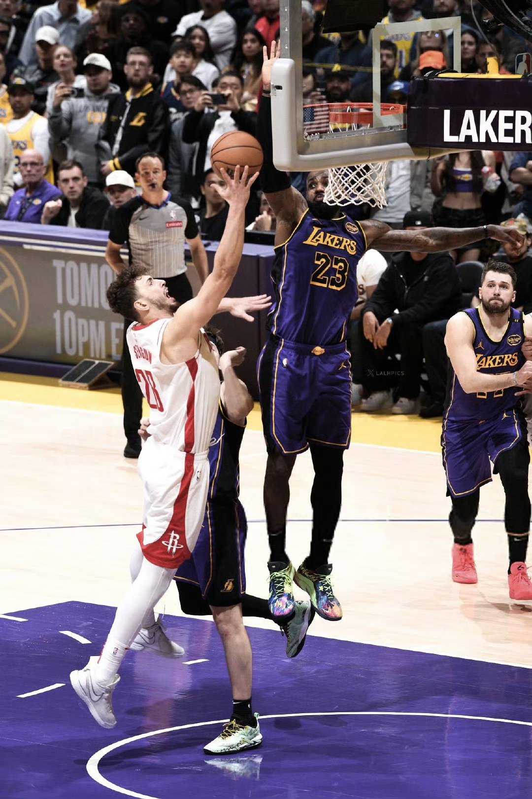 aoa体育直播-湖人遭遇连败，勒布朗吐槽防守