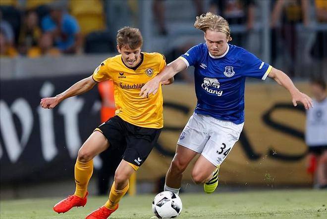 aoa体育培训-诺维奇将士在主场迎战莱切斯特城