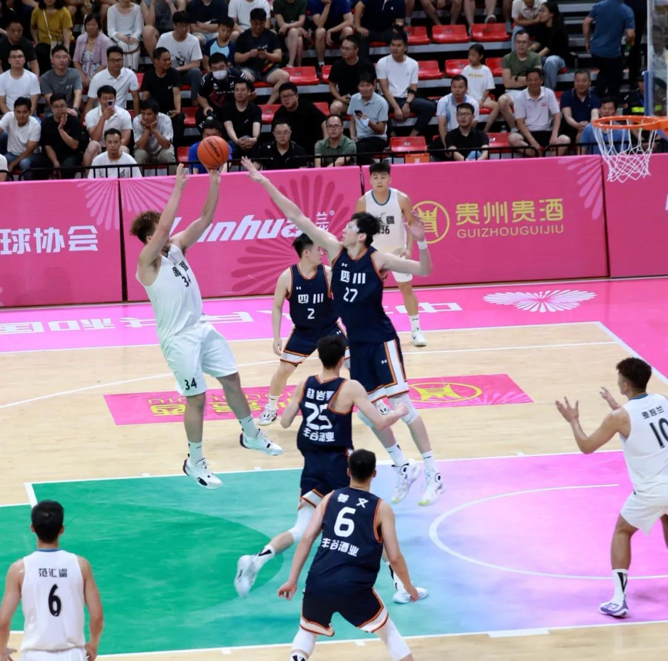 aoa体育直播-四川男篮全面展现！一鼓作气赢得比赛，全队合力有所尽！