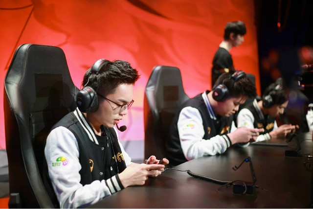 包含传统强队再度相遇,角逐赛场上荣耀的词条 包含传统强队再度相遇,角逐赛场上荣耀的词条