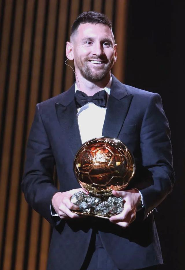 西班牙传奇球星斩获首届足球明星奖