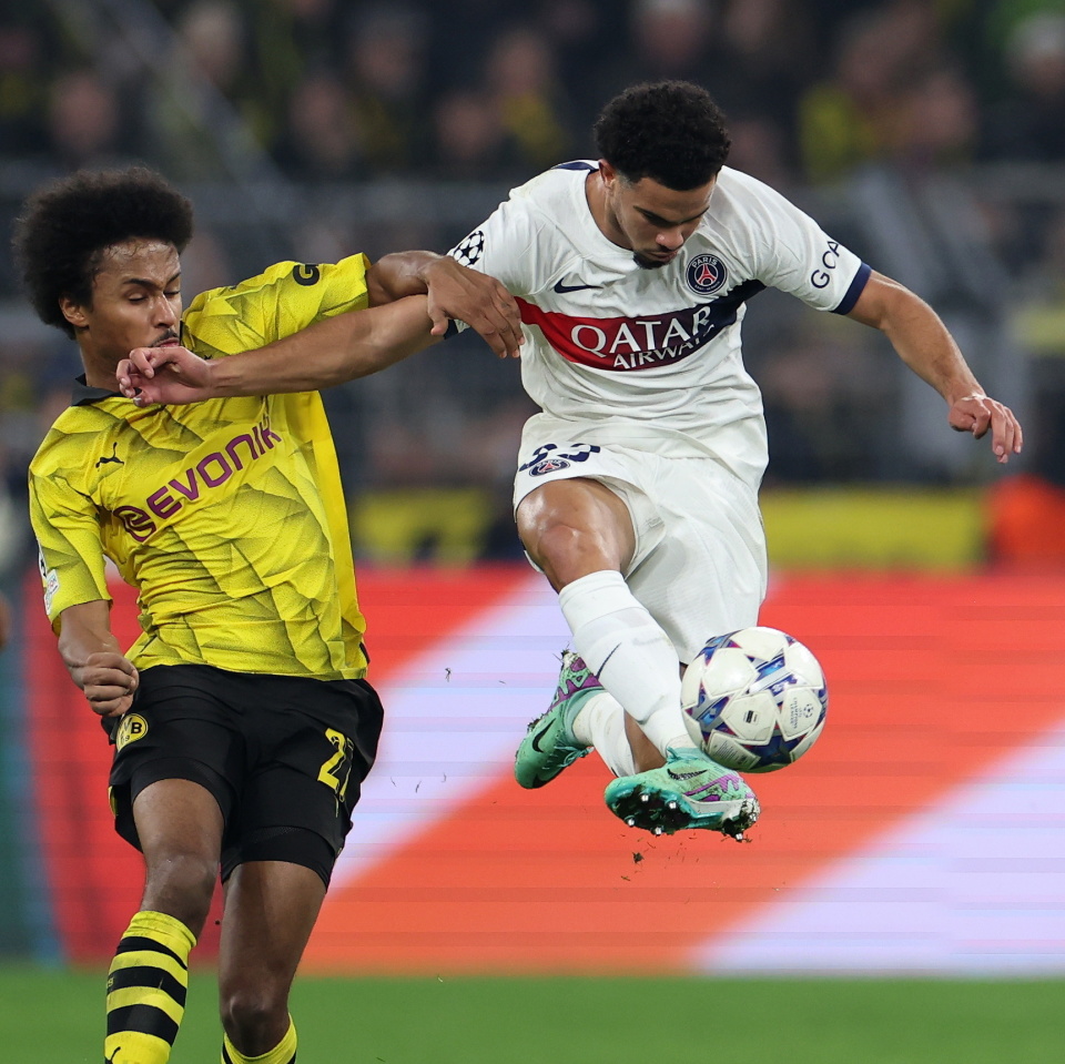 aoa体育教练-巴黎圣日耳曼队员争先恐后拼抢球权