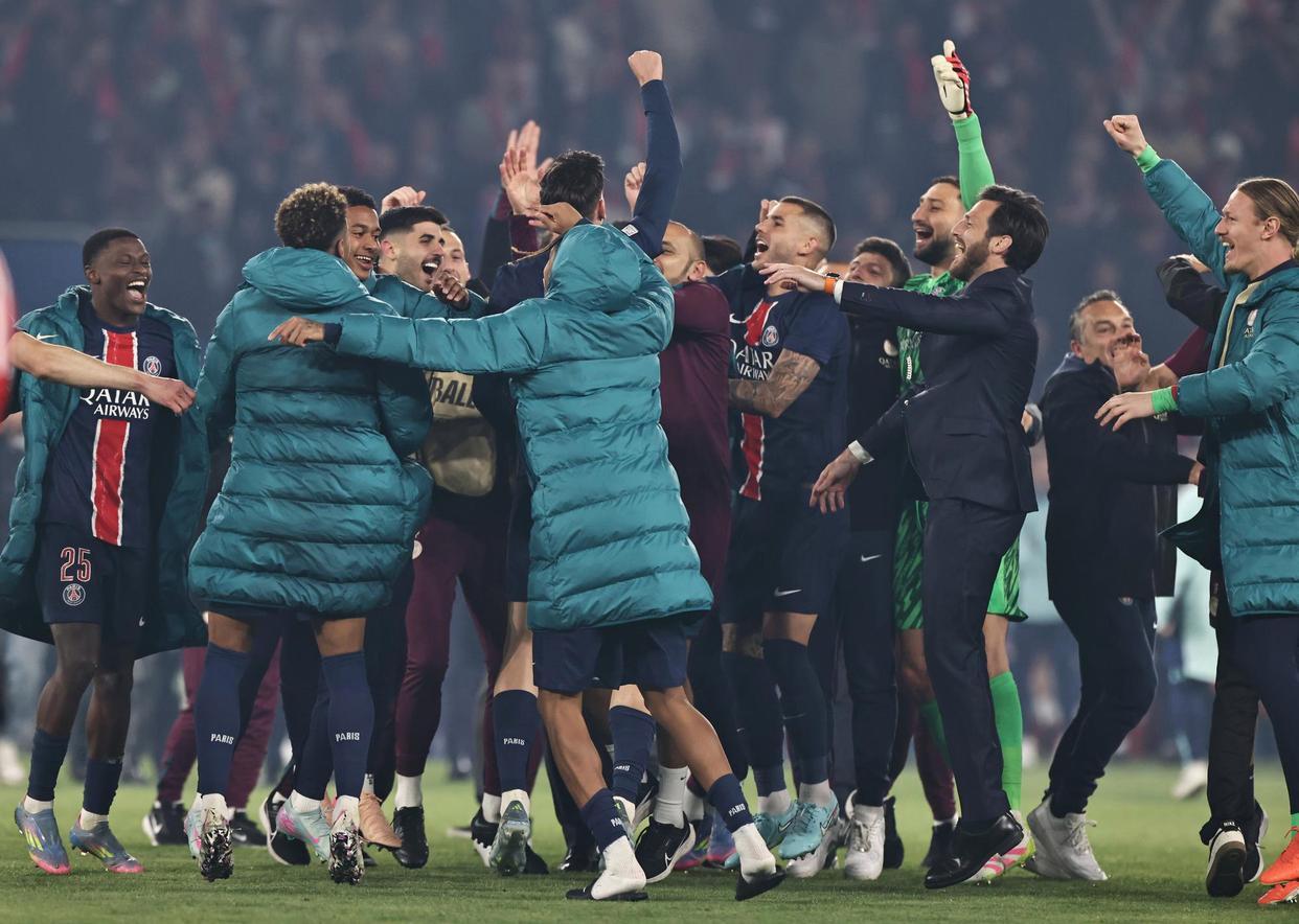 巴黎圣日耳曼队员争先恐后拼抢球权