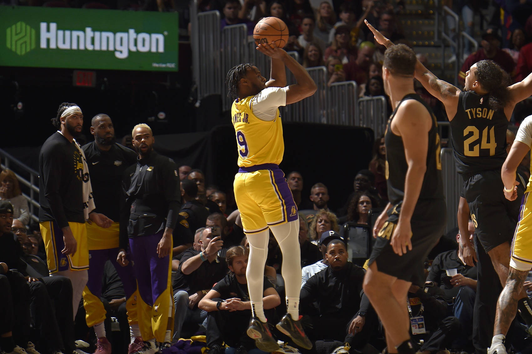 湖人主场击败骑士，詹姆斯+