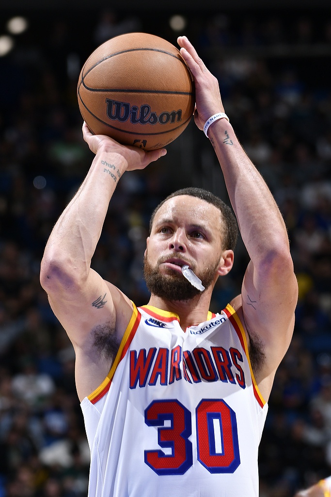 库里术后复出,重返球场令球迷激动万分 库里术后复出,重返球场令球迷激动万分