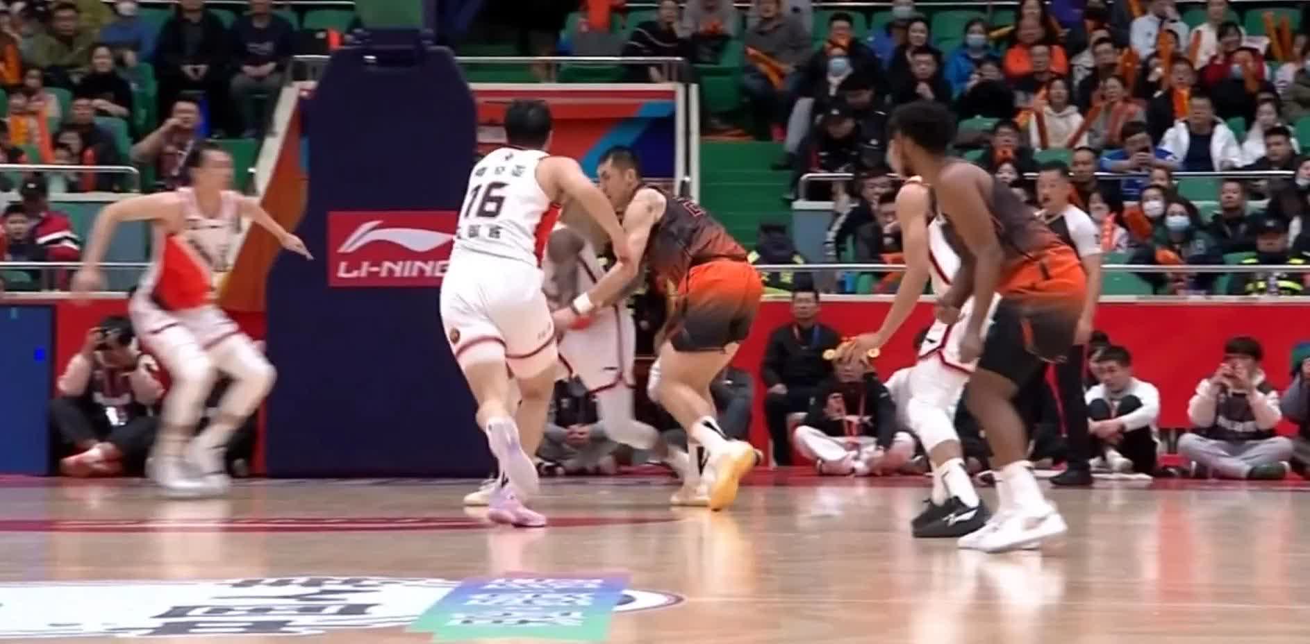 关于CBA赛场再现暴力冲突!球员动手相互推搡的信息 关于CBA赛场再现暴力冲突!球员动手相互推搡的信息