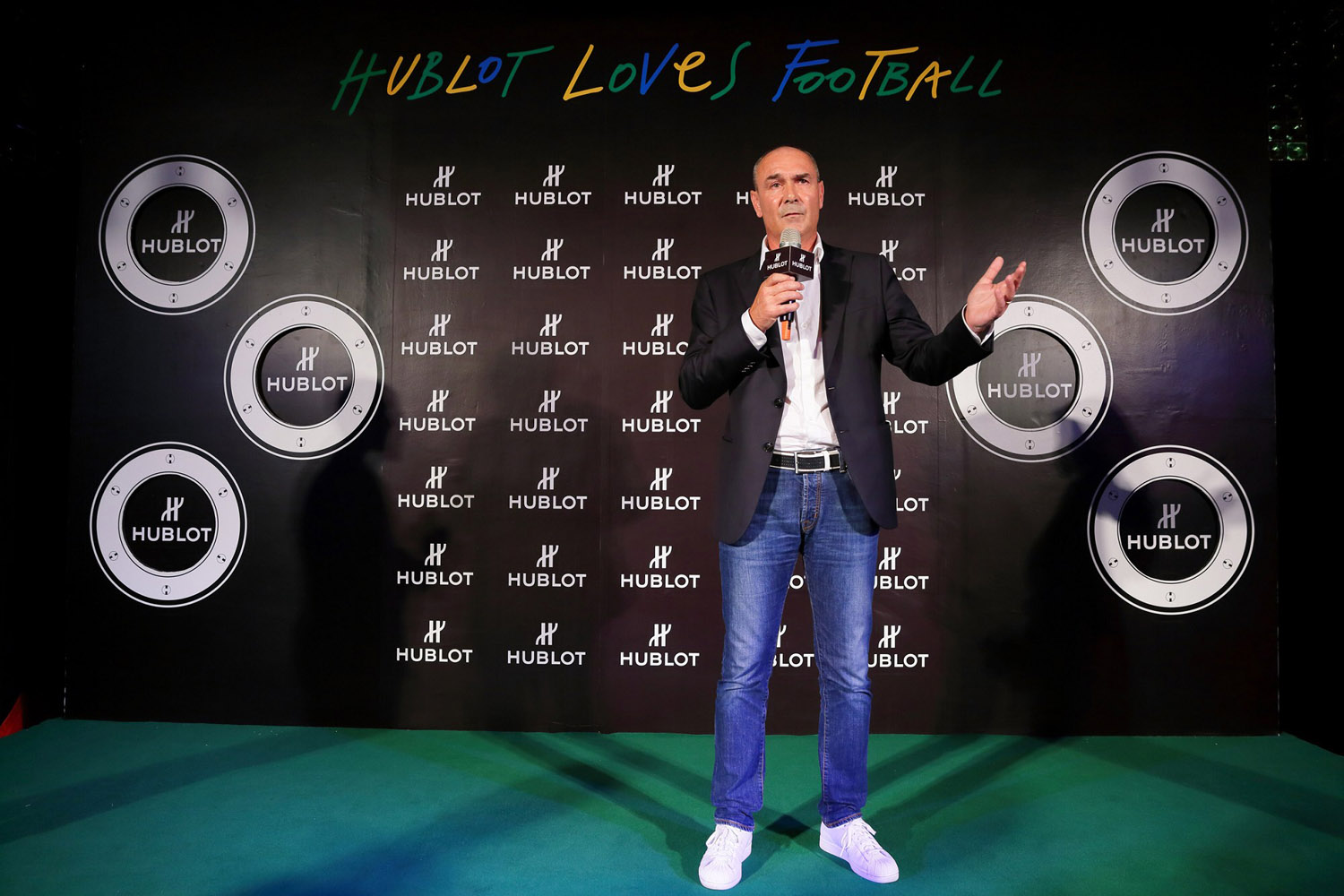 非洲天才球员加盟豪门，朝着荣耀前进