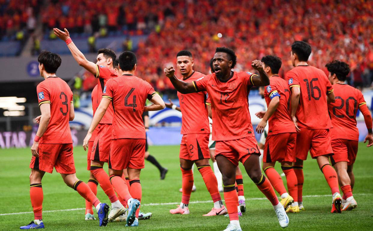 aoa体育课程-足坛强强对决，球迷期待的精彩即将呈现的简单介绍