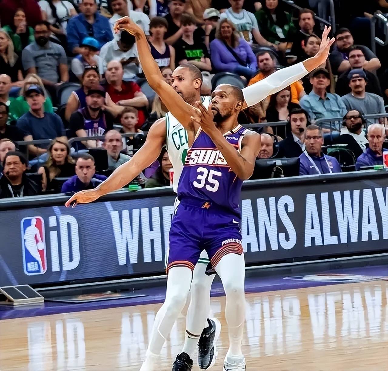 aoa体育直播-绿衫军逆转篮网，赢得总决赛关键的第七场比赛