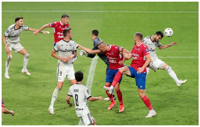 华沙改革队在比赛中踢出精彩比赛 华沙改革队在比赛中踢出精彩比赛